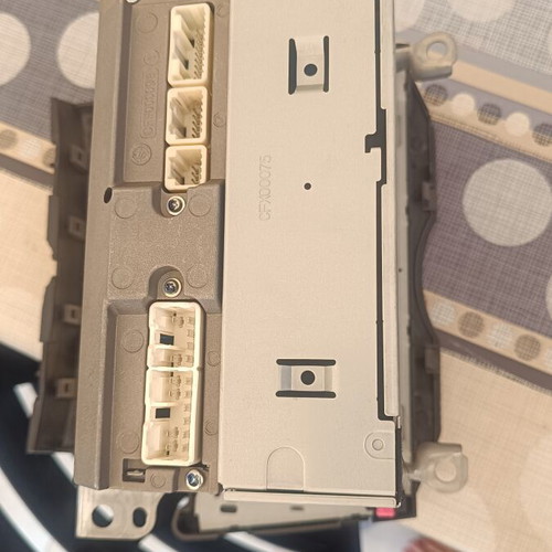 Toyota Yaris 2008 radio CD used with slight button issue