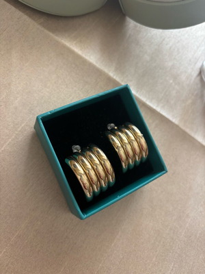 Stainless steel earrings like new, gold color with multiple linked rings