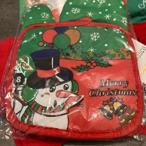 Christmas kitchen set new with mitt, towels and decorative stocking