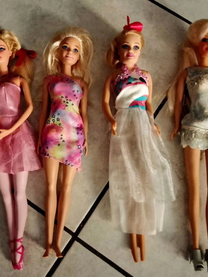 Barbie dolls like new, pack of 4