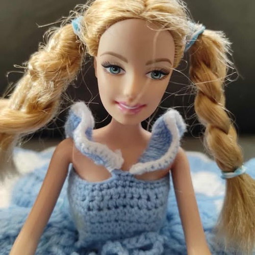 Barbie με χειροποίητο πλεκτό φόρεμα σαν καινούργια