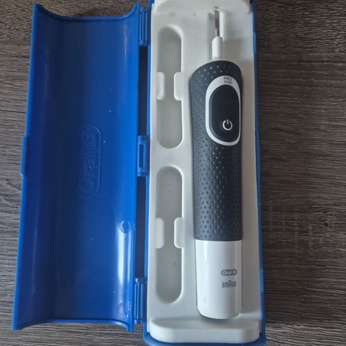 Oral B Vitality Pro electric toothbrush like new with case