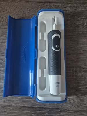 Oral B Vitality Pro electric toothbrush like new with case