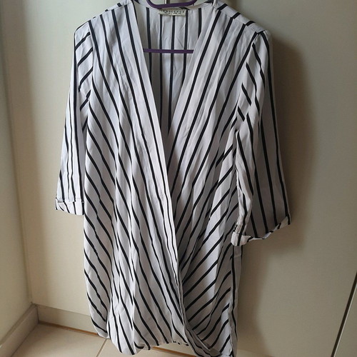 Women's blouse like new, long wrap shirt size M