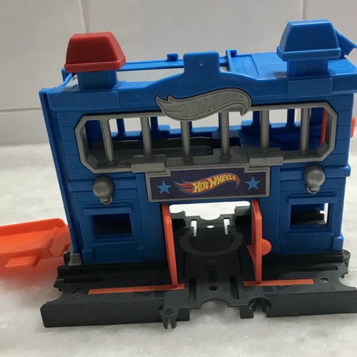 Hot Wheels tracks used, set with large, small tracks and truck
