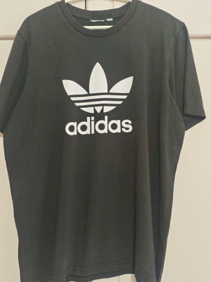 Adidas black t shirt like new, size L