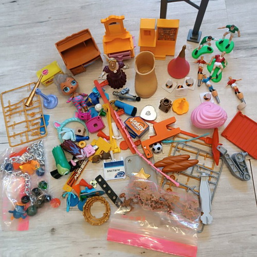 Playmobil used, pack of 13 Geobra 1987 figures and other toys