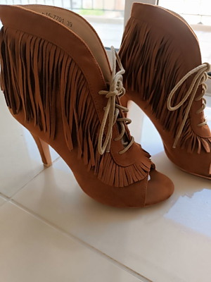 Μποτάκι αστραγάλου boho μεταχειρισμένο, νούμερο 39, κρόσσια σουέτ