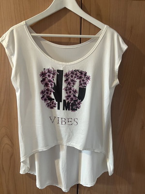 T shirt white with design used, size M