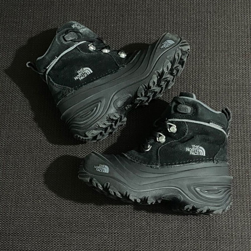 North Face Chilkat Lace II kids boots like new, size 28