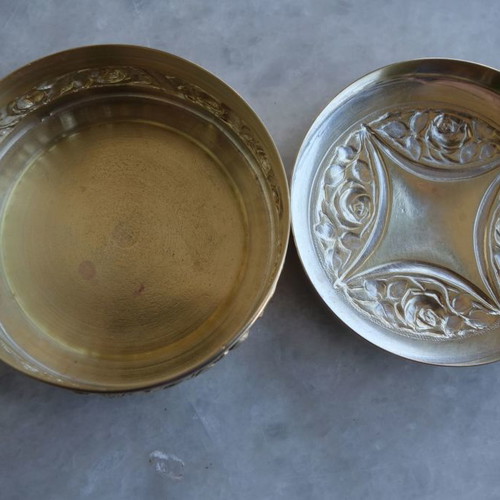Art Deco powder box used (1900-1930) with repousse technique