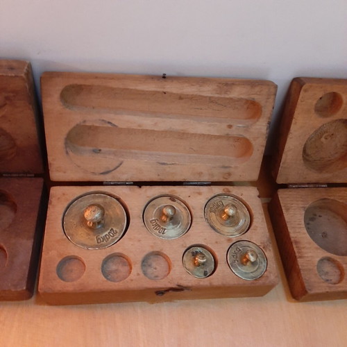 Wooden boxes with used bronze and cast iron scales set