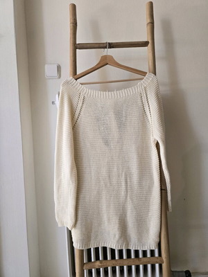 Крем пуловер one size с детайли на гърба, еластична материя