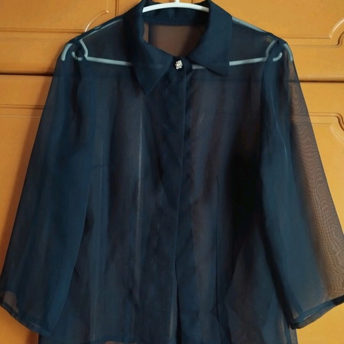 Blouse 3/4 with transparency and gold button like new, black