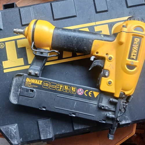 Dewalt D51238 pneumatic nail gun like new, 16–50mm