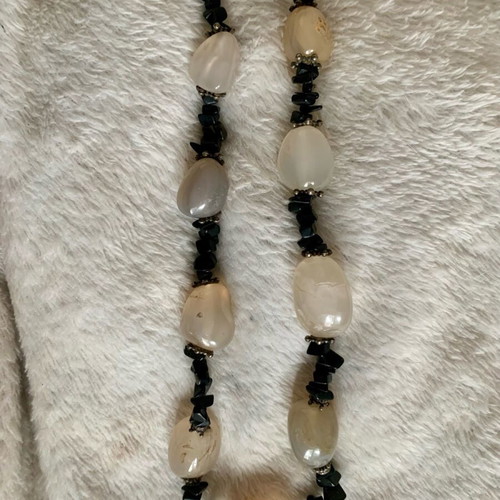 Necklace with natural quartz and black onyx like new