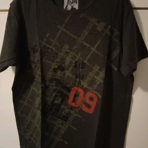 T-shirt short sleeve Large like new with design and sewn 09