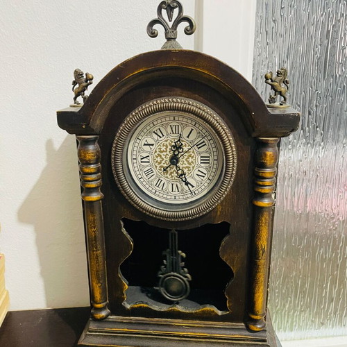 Vintage wooden decorative clock with pendulum like new