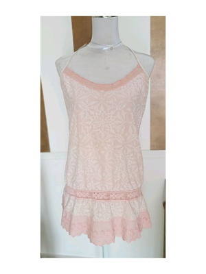 Рокля Benetton розова baby pink като нова, бохо дантела