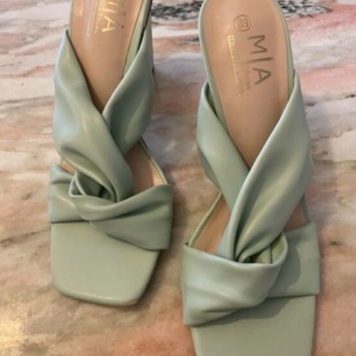 Mia pistachio sandal like new with knot and gold heel size 38