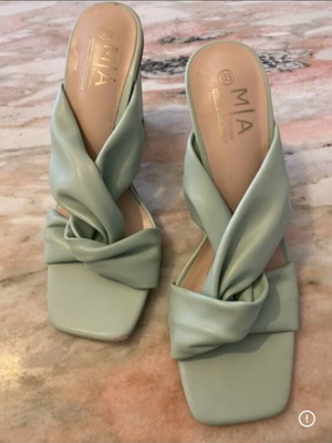 Mia pistachio sandal like new with knot and gold heel size 38