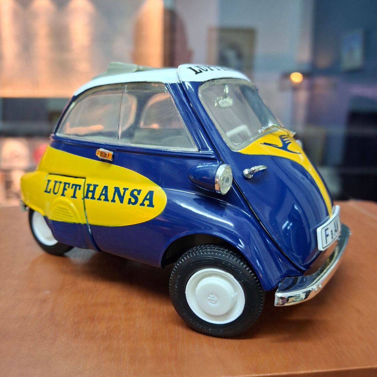 自動車 Revell 1/18 BMW Isetta 250 Lufthansa 1/18 REVELL CLASSIC BMW ISETTA 250 LUFTHANSA AIRLINES