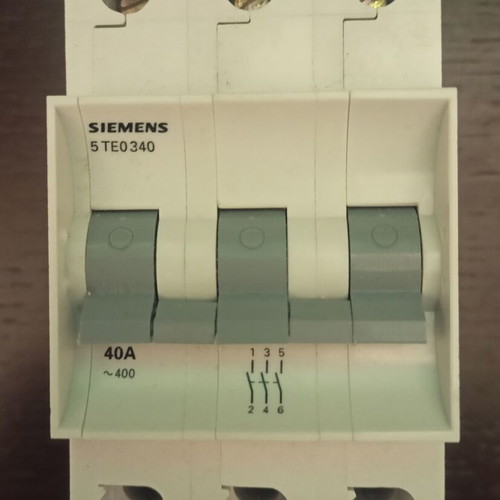 Siemens 40 A triple-pole circuit breaker new, pack of 5