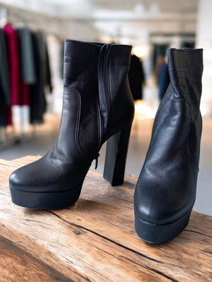 Leather platform ankle boots size 39, like new, chunky heel 13cm