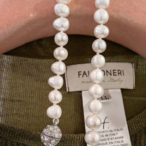 Necklace new with pearls and red agate tache