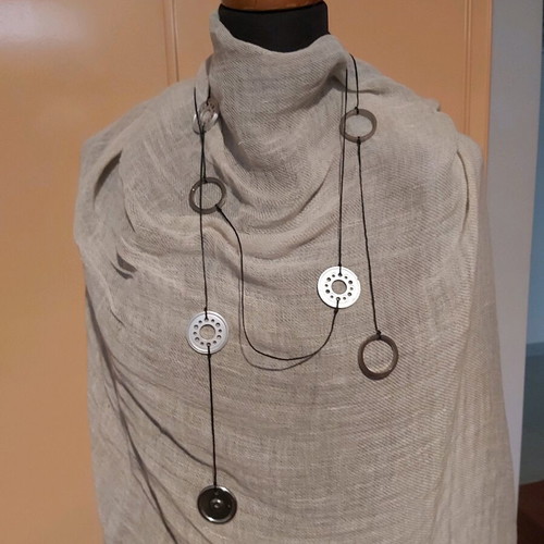 Necklace like new with silver metal elements, modern minimalist