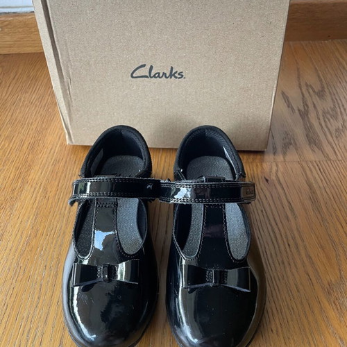 Clark’s children’s shoes 28.5 patent leather like new