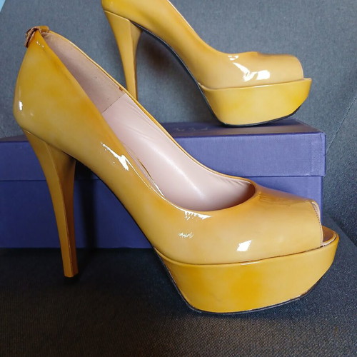 Stuart Weitzman yellow pumps size 40 like new