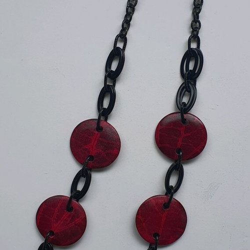 Long necklace with chain and large buttons