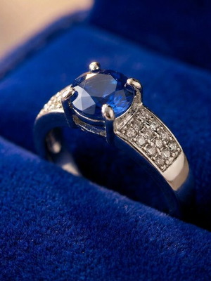 Ring like new with blue stone and rhinestones