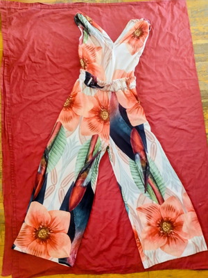 One-piece jumpsuit used, sleeveless with elastic waist, size Large