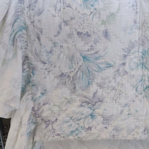 Quilt for single bed like new with ruffles and pillowcase