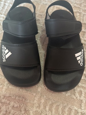 Πέδιλα Adidas 28 νούμερο σαν καινούρια, μαύρα