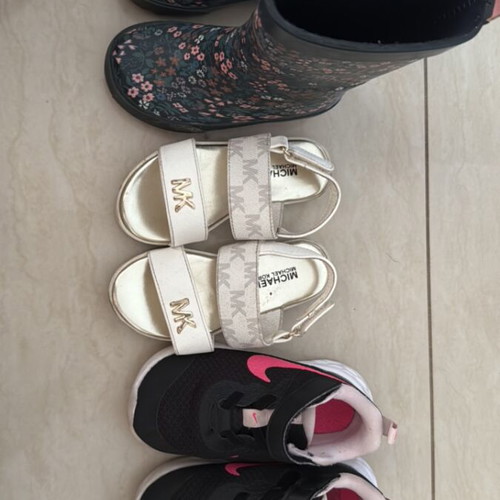 Children's shoes size 25 like new