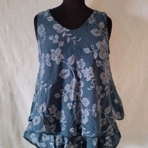 Floral sleeveless blouse like new, size L