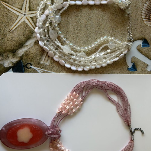 Set of 2 handmade necklaces like new in pink and white