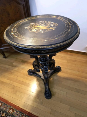 Marquetry round table like new with mother-of-pearl and metal jaguar motif