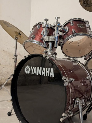 Yamaha Gigmaker σαν καινούργιο με πιατίνια Sabian, μπαγκέτες και σκαμπό