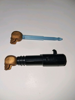 Playmobil σετ με 2 χρυσά δόρατα με κεφαλή κρανίου και διαφανείς μπλε λεπίδες και μαύρο εκτοξευτή