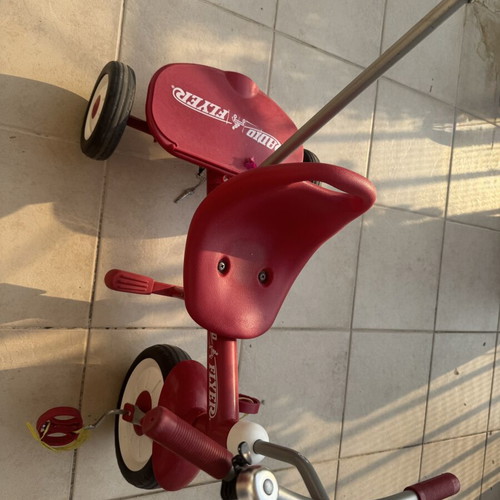 Children's tricycle bike with removable steering handle