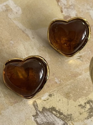 Heart-shaped earrings with brown resin and gold tone stainless steel