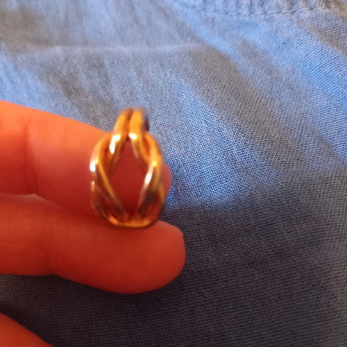Gold ring like new, diameter 2 cm