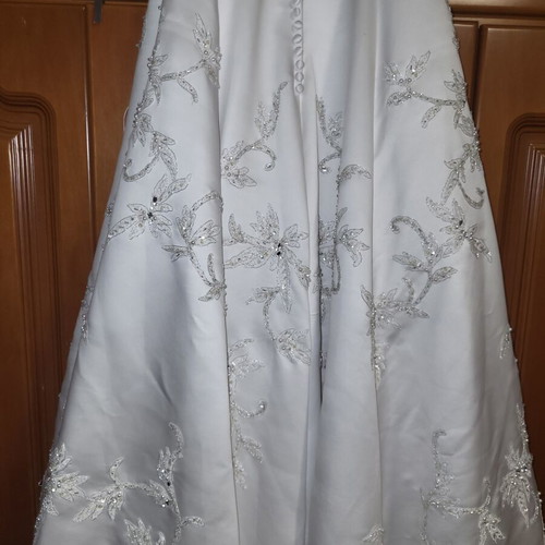 Wedding dress A-line with train used, satin texture by Benjamin Roberts