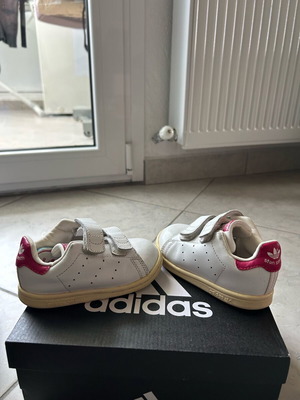 Adidas Stan Smith kids shoes like new, size 22