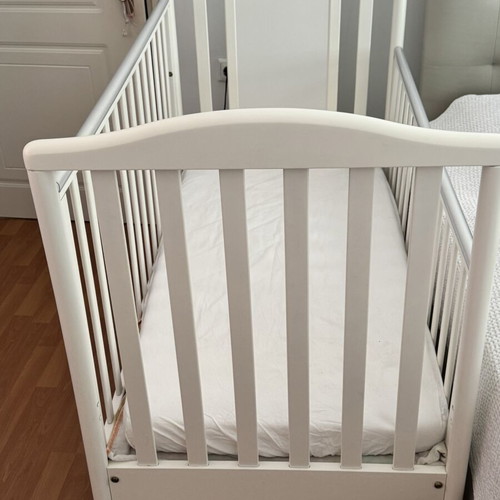 Baby cot like new, barely used