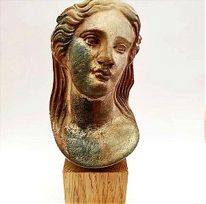 Πύλινο αγαλματίδιο με την μορφή γυναίκας, επιχρωματισμένο με τα αρχικά ΙΝ